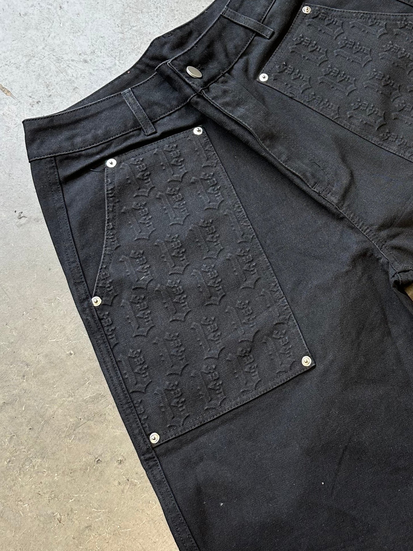GAWSMRKT EMBOSSED LOGO JORTS (Black)